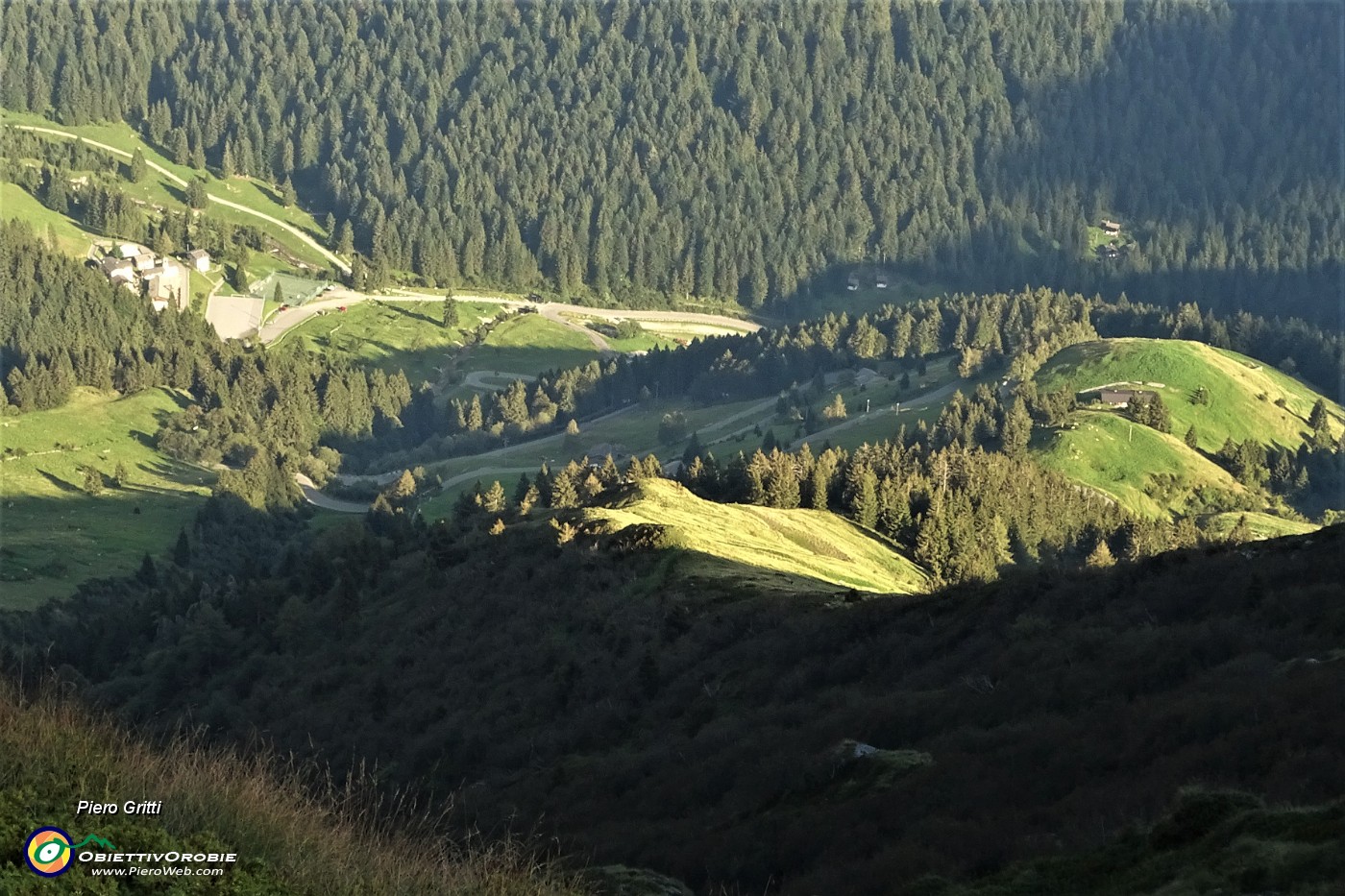 50 Vista dal versante brembano su Madonna delle nevi.JPG